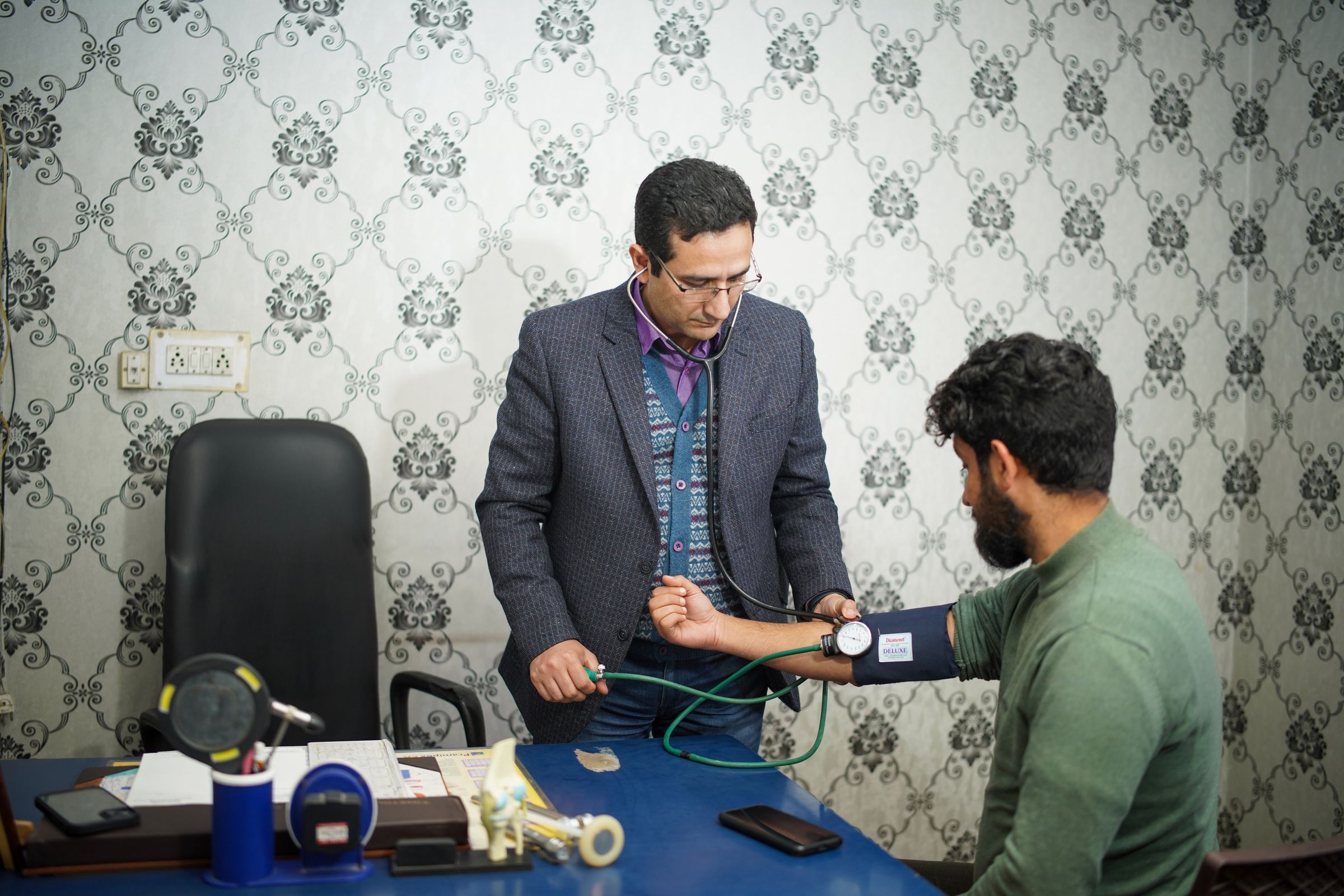 A doctor examining a patient, the medical career NEET aspirants work towards